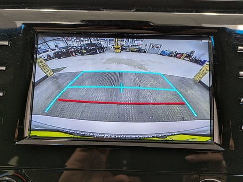 Used 2018 Toyota Camry SE FWD image 13