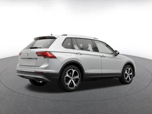 Used 2026 Volkswagen Tiguan SE AWD/4WD image 7