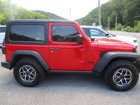 Used 2025 Jeep Wrangler Sport AWD/4WD image 3