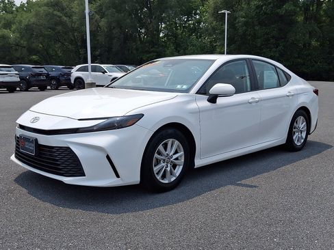 Used 2025 Toyota Camry LE FWD image 3
