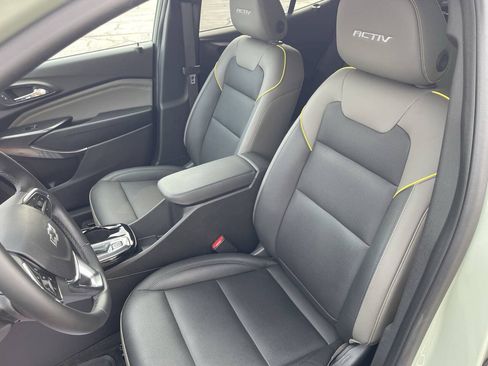 Used 2025 Chevrolet Trax ACTIV w/ Driver Confidence Package FWD image 3