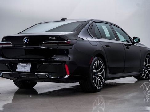 Used 2025 BMW 740i xDrive image 9