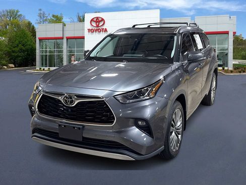 Used 2021 Toyota Highlander Platinum AWD/4WD image 1