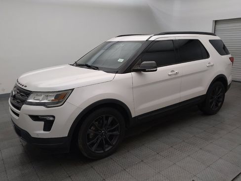 Used 2018 Ford Explorer XLT w/ Equipment Group 202A FWD image 2