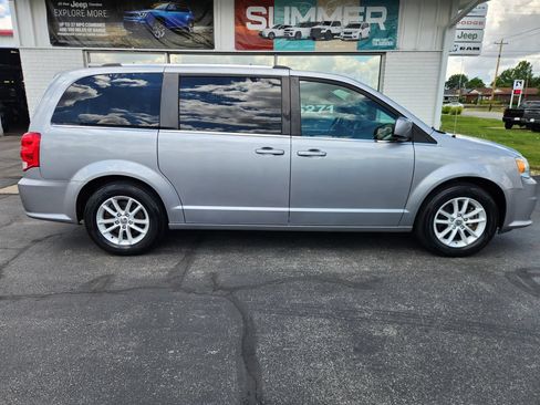 Used 2018 Dodge Grand Caravan SXT FWD image 2