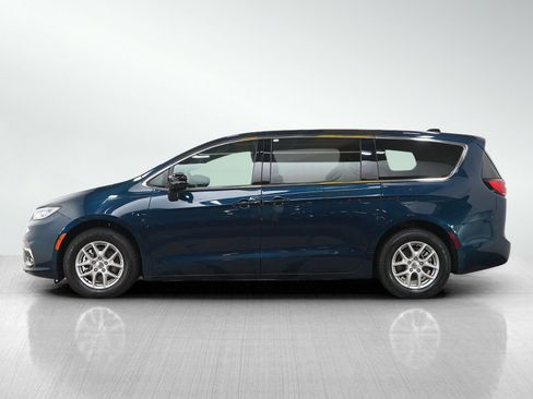 Used 2025 Chrysler Pacifica Select FWD image 2