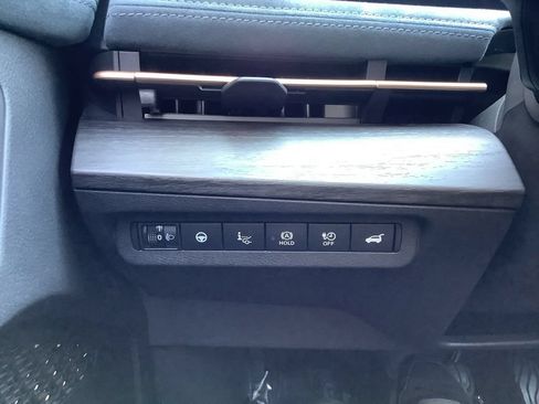Used 2024 Nissan Ariya AWD image 17