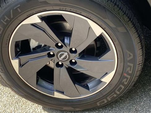 Used 2024 Nissan Rogue SV w/ SV Premium Package FWD image 30