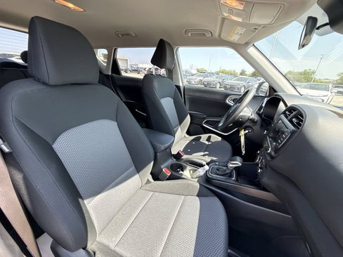 Used 2025 Kia Soul LX w/ LX Technology Package FWD image 25