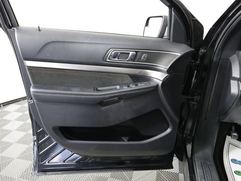 Used 2018 Ford Explorer XLT w/ Equipment Group 202A AWD/4WD image 12