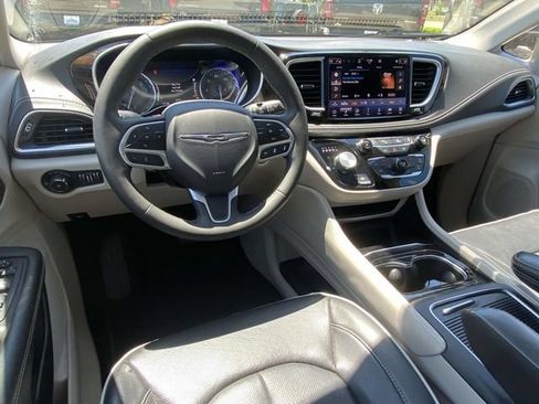 Used 2023 Chrysler Pacifica Limited FWD image 12
