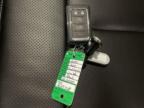 Used 2024 Jeep Grand Cherokee Limited w/ Luxury Tech Group II image 30