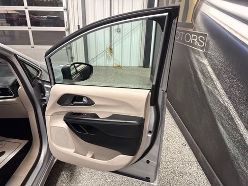 Used 2023 Chrysler Pacifica Touring-L FWD image 24