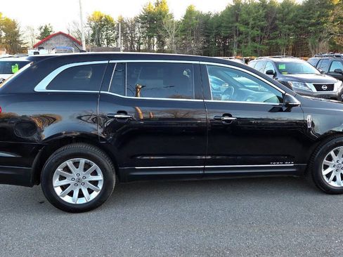 Used 2019 Lincoln MKT AWD image 16