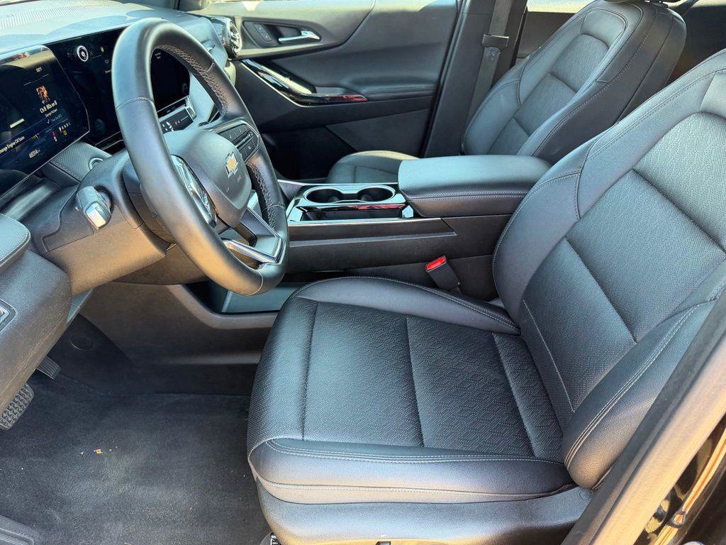 Used 2025 Chevrolet Equinox LT w/ Convenience Package II FWD image 9