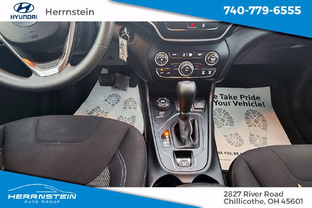 Used 2021 Jeep Cherokee Latitude w/ Mopar Interior Package AWD/4WD image 10
