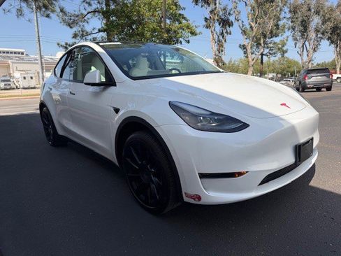 Used 2024 Tesla Model Y 2WD image 2
