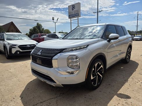 Used 2023 Mitsubishi Outlander SE FWD image 3