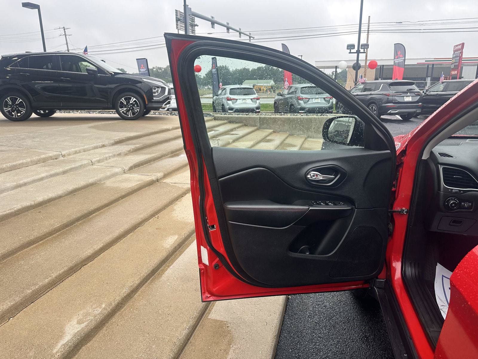 Used 2019 Jeep Cherokee Trailhawk AWD/4WD image 17