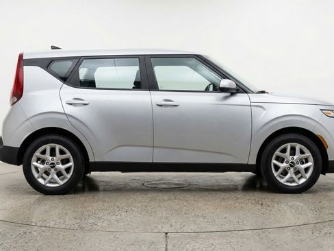 Used 2025 Kia Soul LX w/ LX Technology Package FWD image 11
