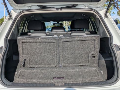 Used 2020 Volkswagen Tiguan SE w/ Panoramic Sunroof Package FWD image 10