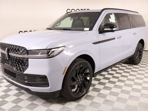 New 2026 Lincoln Navigator L Reserve AWD/4WD image 11