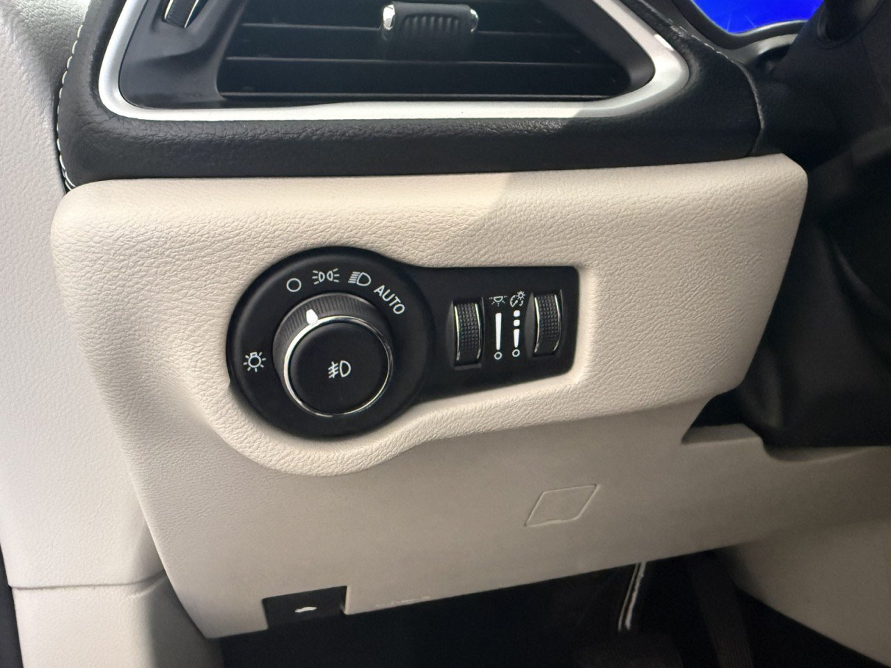 Used 2023 Chrysler Pacifica Touring-L FWD image 22