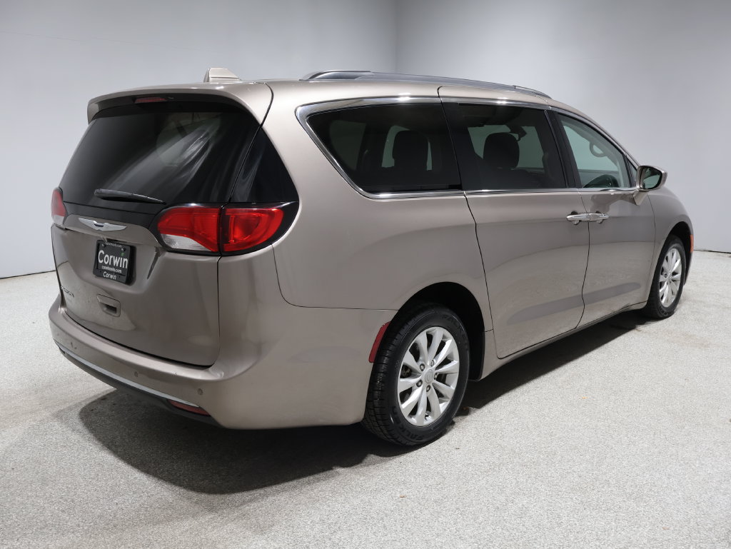 Used 2018 Chrysler Pacifica Touring Plus FWD image 2