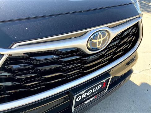 Used 2024 Toyota Highlander XLE image 28