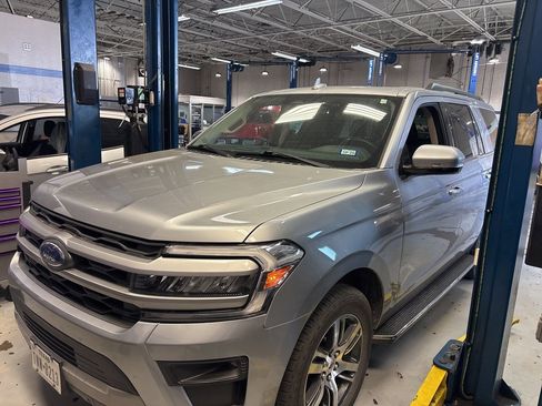 Used 2022 Ford Expedition XLT image 2