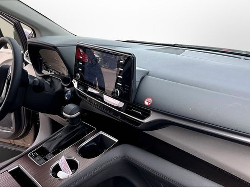 Used 2023 Toyota Sienna XLE image 21