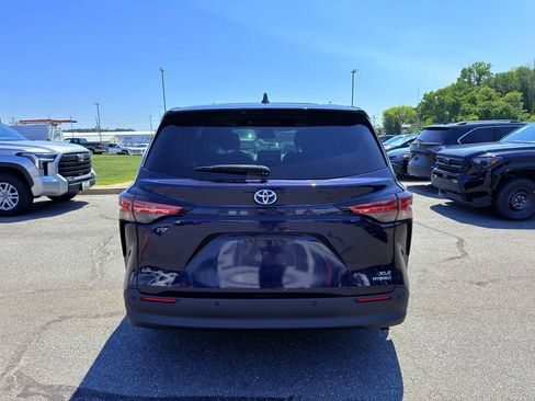 Used 2021 Toyota Sienna XLE FWD image 4