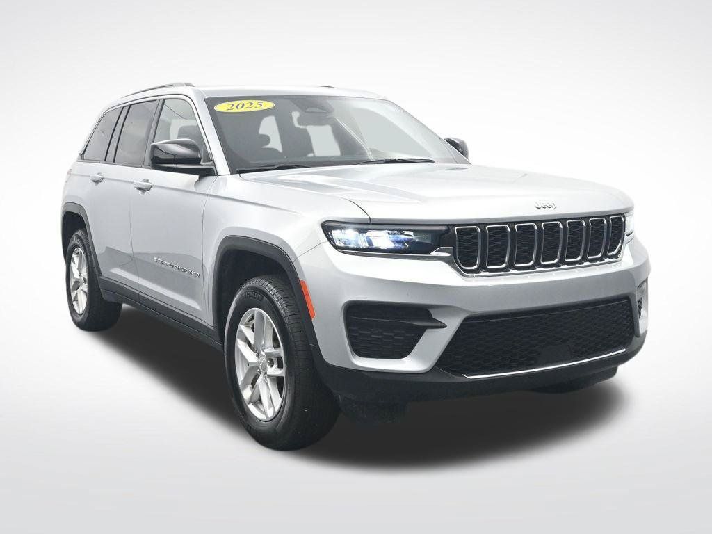 Used 2025 Jeep Grand Cherokee Laredo X AWD/4WD image 3