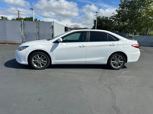 Used 2017 Toyota Camry SE image 3