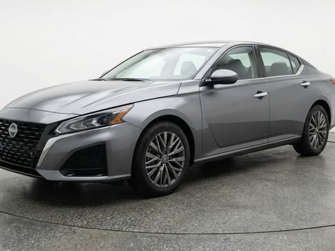 Used 2025 Nissan Altima 2.5 SV image 3