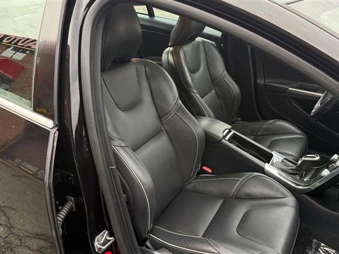 Used 2016 Volvo S60 T5 R-Design image 10