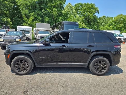 Used 2024 Jeep Grand Cherokee Altitude AWD/4WD image 9