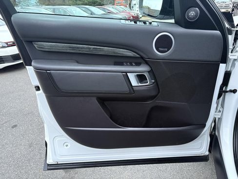 Used 2018 Land Rover Discovery HSE image 19