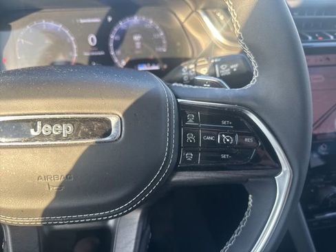 Used 2025 Jeep Grand Cherokee Overland AWD/4WD image 12