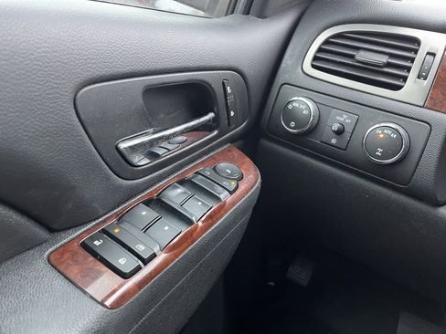 Used 2014 Chevrolet Suburban LT image 10