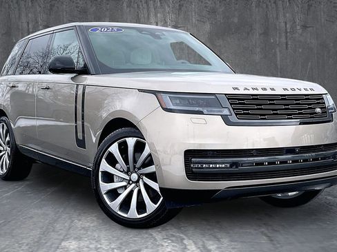 Used 2025 Land Rover Range Rover SE image 3