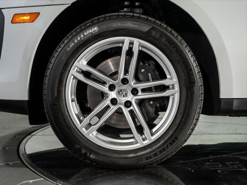 Used 2025 Porsche Macan AWD/4WD image 13