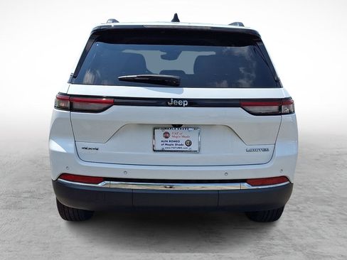 Used 2023 Jeep Grand Cherokee Limited AWD/4WD image 4