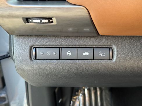 Used 2024 Nissan Pathfinder Platinum image 13