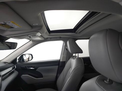 Certified 2024 Toyota Highlander XLE image 6