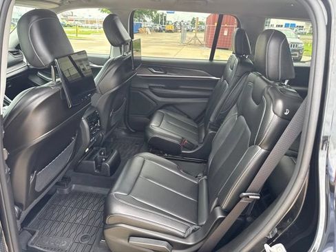 Used 2023 Jeep Grand Cherokee L Limited w/ Luxury Tech Group II AWD/4WD image 11