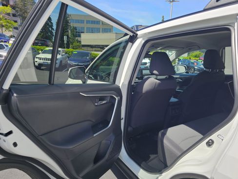 Used 2022 Toyota RAV4 XLE w/ XLE Grade Weather Package AWD/4WD image 16