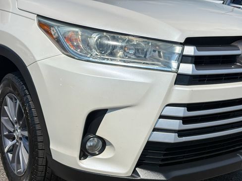 Used 2019 Toyota Highlander XLE FWD image 3