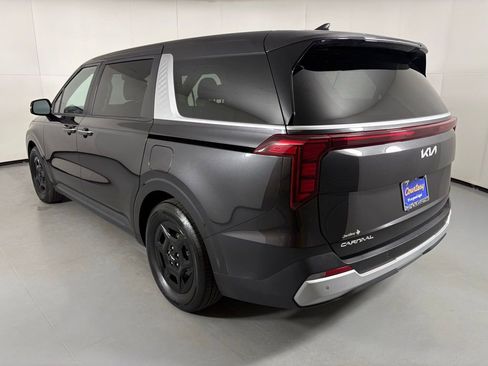Used 2025 Kia Carnival image 6