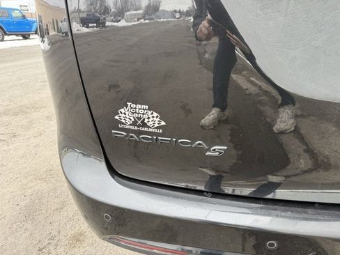 Used 2019 Chrysler Pacifica Touring-L Plus w/ S Appearance Package image 8